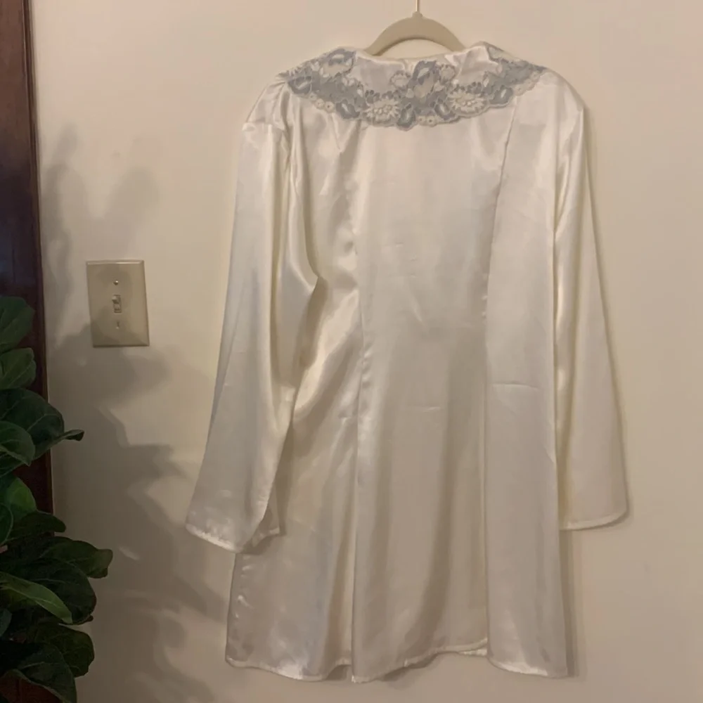 Victoria Secret White Robe w/ Lace - Picture 5 of 5